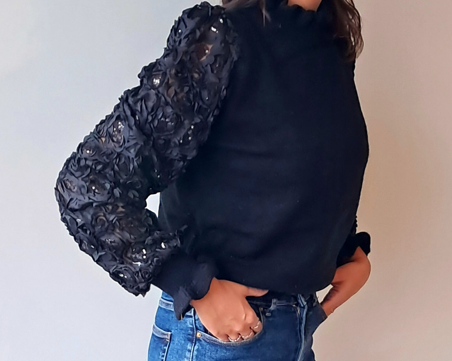 Camisola Preta com Efeito na Manga
