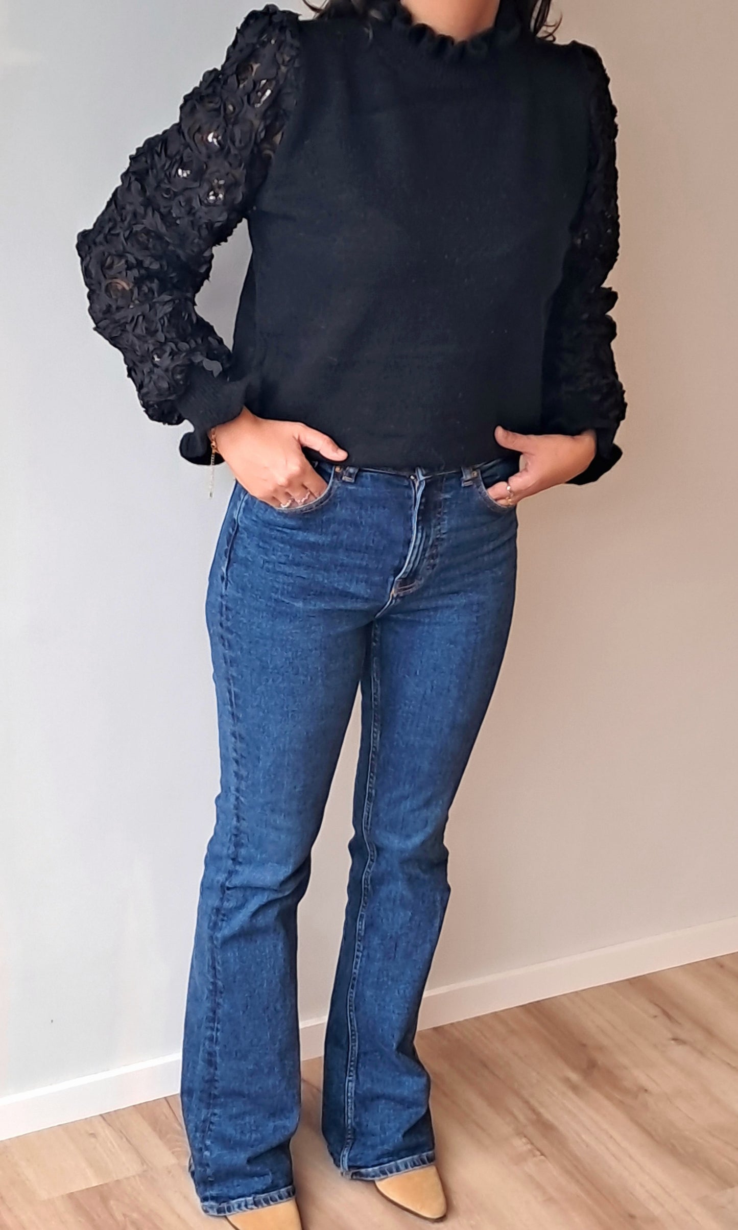 Camisola Preta com Efeito na Manga